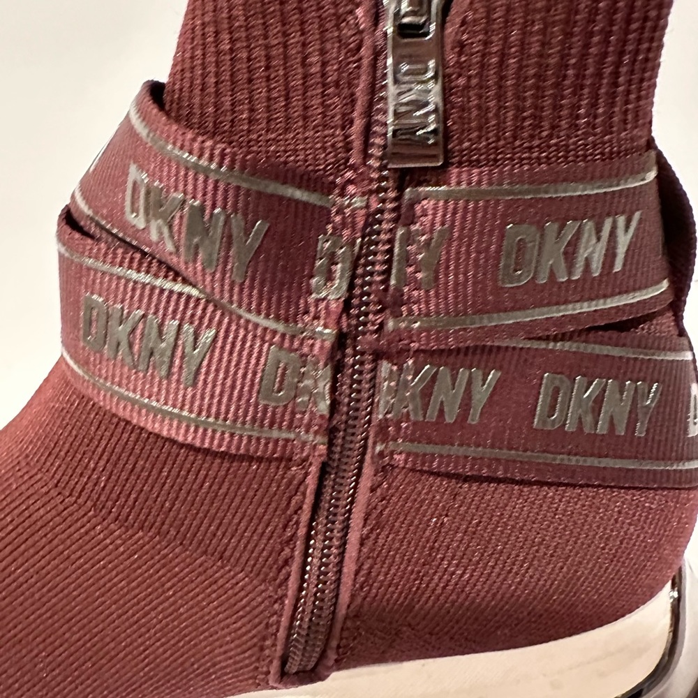 DKNY - Picture 12 of 14